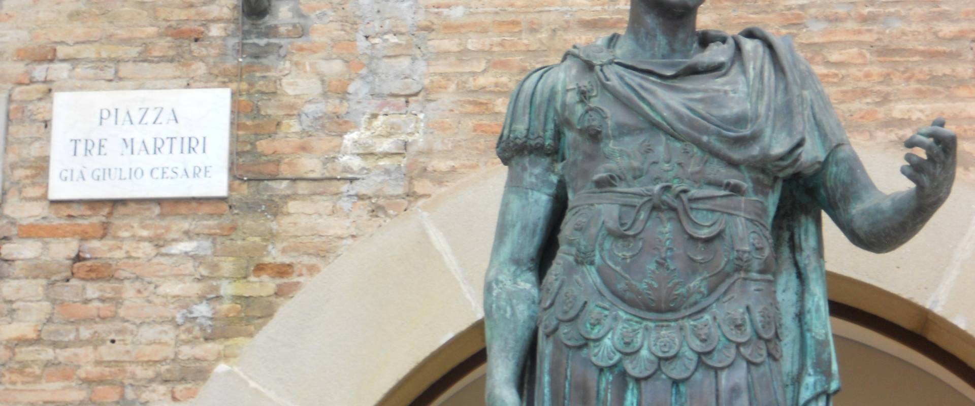 Rimini Statua di Cesare particolare photo by Paperoastro